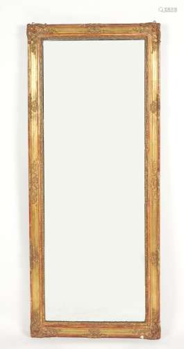 长方形木质镀金石膏镜，边框是叶子和贝壳的装饰。高度：143厘米。高度...