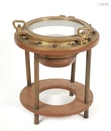 圆形茶几，木质和黄铜材质，带有舷窗和指南针。高度：57厘米。高度：57...