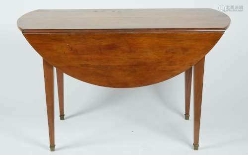 一张桃花心木贴面的圆桌，桌盖搁在四条带青铜剑的鞘腿上。高度：74厘...