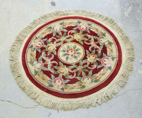 红底花纹的中国羊毛地毯。直径：100厘米。