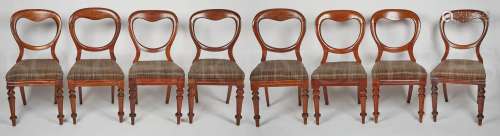 一套八把红木椅子，锥形腿，马鬃背。英国，19世纪末。高度：86厘米。高度...