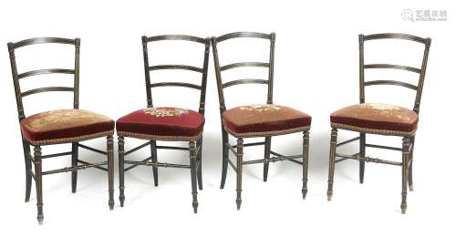 四把黑色漆木金丝椅。拿破仑三世时期。高度：84厘米。高度：84厘米。长...
