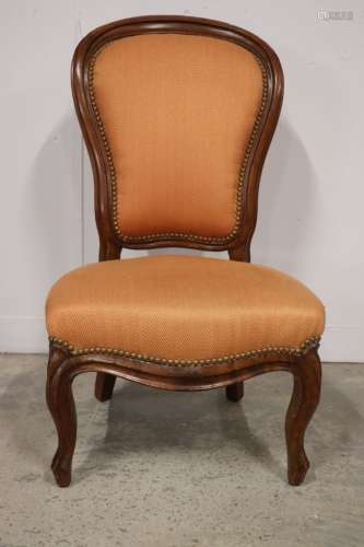 一张红木扶手椅，椅背有模有样。弯曲的腿。19世纪后期。高度：86厘米。...