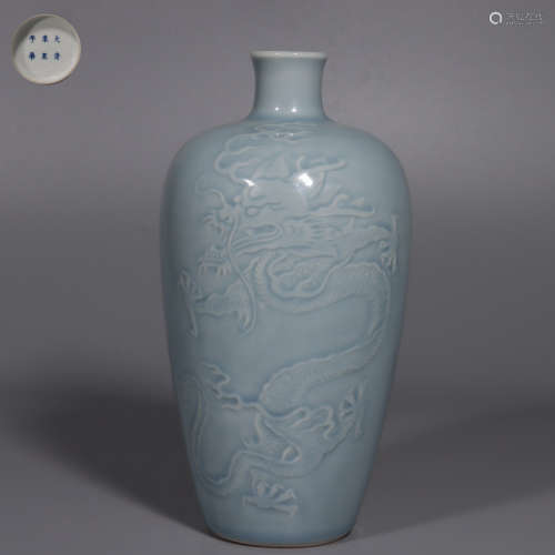 A Monochrome Glaze Vase lwith Dark Carved Chi Dragon Pattern