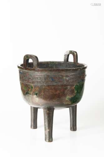AN ARCHAIC CHINESE BRONZE RITUAL FOOD VESSEL, DING