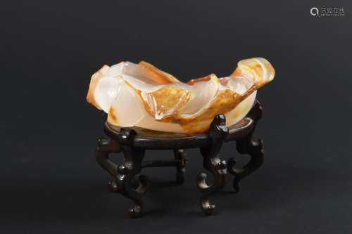 A CHINESE CARVED AGATE 'LOTUS' BRUSH WASHER