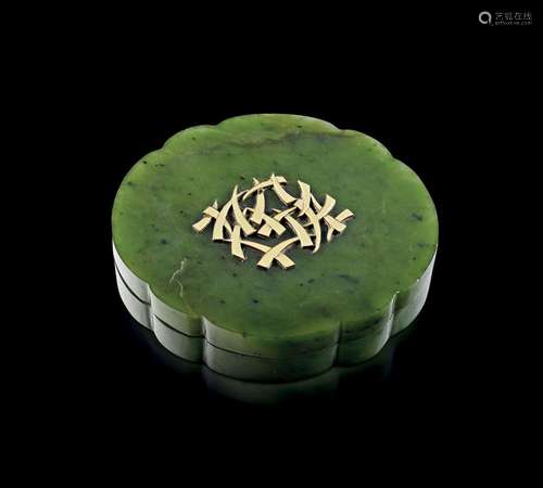 A CHINESE SPINACH GREEN JADE BOX WITH GOLD EMBLEM