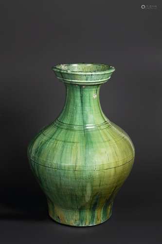 A CHINESE GREEN GLAZED POTTERY HU FORM VASE