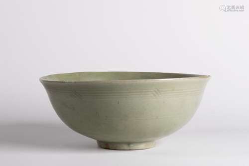 A LONGQUAN CELADON GLAZED BOWL