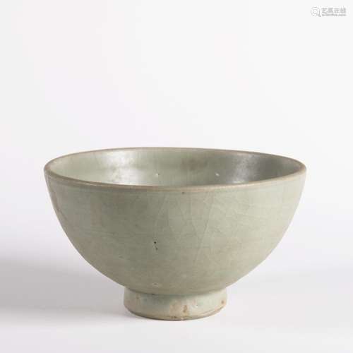 A LONGQUAN CELADON GLAZED BOWL