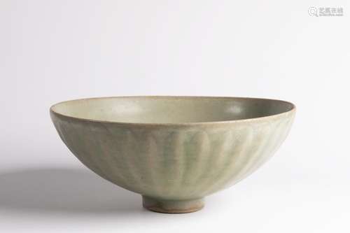 A LONGQUAN CELADON GLAZED 'LOTUS' BOWL