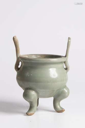 A SMALL LONGQUAN CELADON GLAZED TRIPOD CENSER