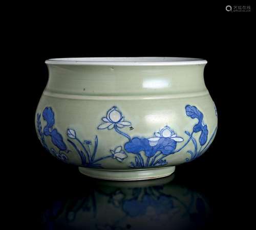 AN UNDERGLAZE BLUE AND CELADON GLAZED JARDINIERE