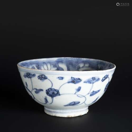 A BLUE AND WHITE PORCELAIN BOWL