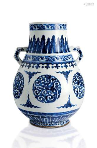 A BLUE AND WHITE PEAR-SHAPED VASE, HU