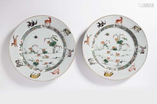 A PAIR OF FAMILLE VERTE 'HORSES' DISHES