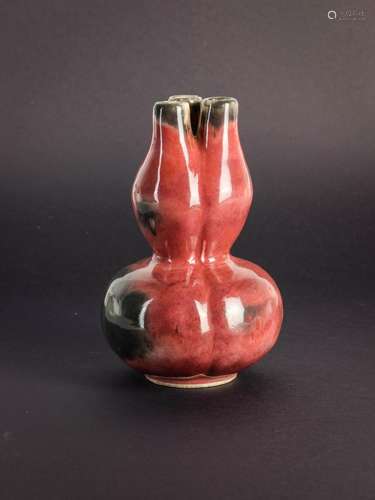 A GUAN-TYPE TRI-LOBED DOUBLE-GOURD-FORM VASE