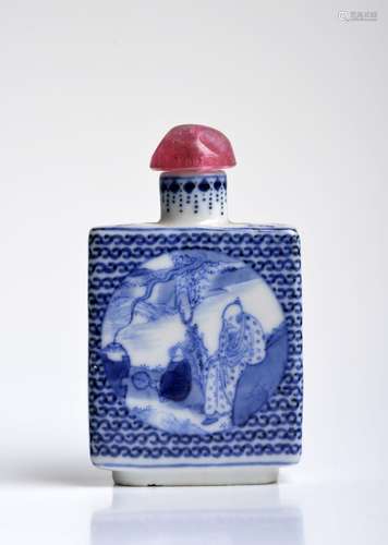 A BLUE AND WHITE PORCELAIN SNUFF BOTTLE