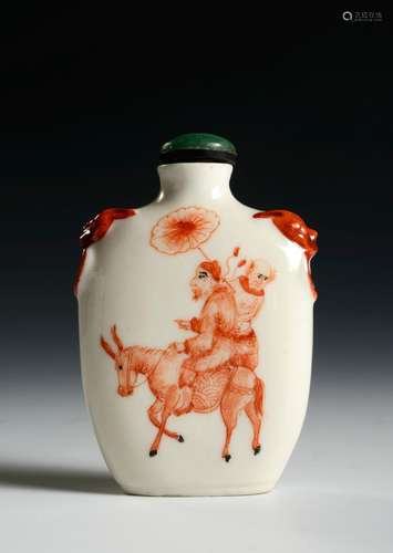 A COPPER-RED PAINTED PORCELAIN SNUFF BOTTLE