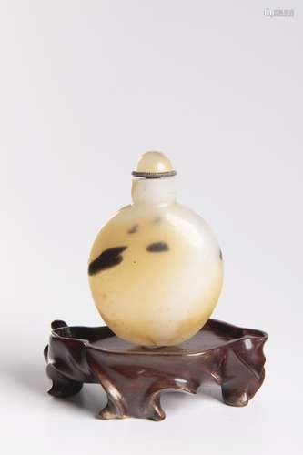 A SHADOW AGATE SNUFF BOTTLE