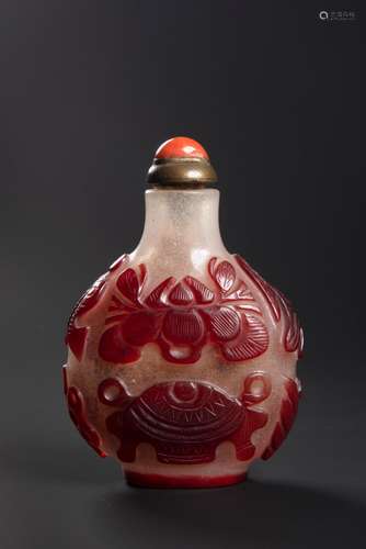 A RED GLASS OVERLAY SNUFF BOTTLE