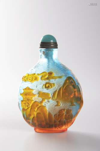 AN AMBER OVERLAY BLUE GLASS SNUFF BOTTLE