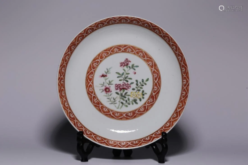 A FAMILLE ROSE IRON-RED PORCELAIN PLATE