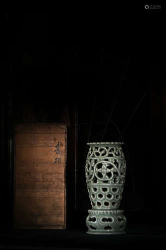 元-龍泉窯 青釉簍空紋飾香爐