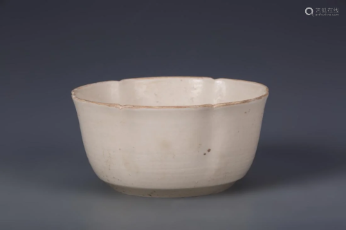 A DING WARE 'DOUBLE FISH' ALMS BOWL