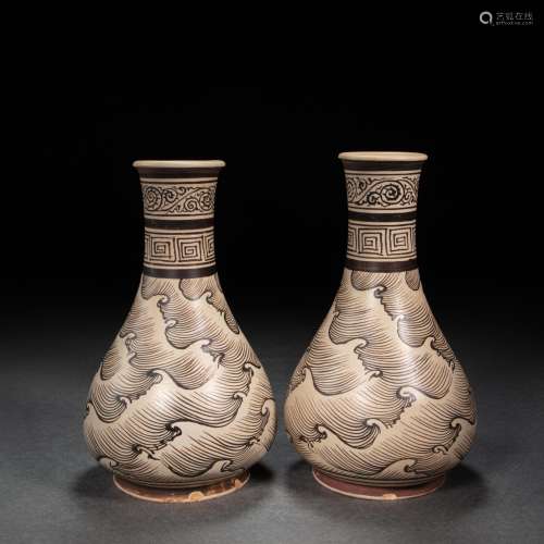 A PAIR OF LONG-NECKED FLASKS WITH WATER PATTERN FROM JIZHOU ...