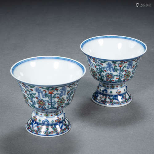 A PAIR OF CHINESE QING DYNASTY PORCELAIN MULTICOLORED GOBLET...