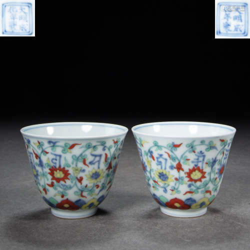 A PAIR OF CHINESE MING DYNASTY PORCELAIN DOUCAI TEA CUPS