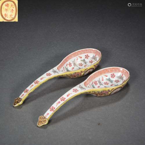A PAIR OF CHINESE QING DYNASTY PORCELAIN FAMILLE ROSE SPOONS