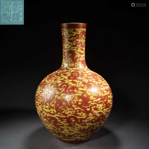 CHINESE PORCELAIN VASE WITH GOLD DRAGON PATTERN, QING DYNAST...