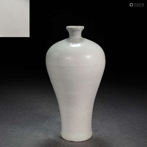 CHINESE PORCELAIN TIAN BAI GLAZED PLUM VASE, MING DYNASTY