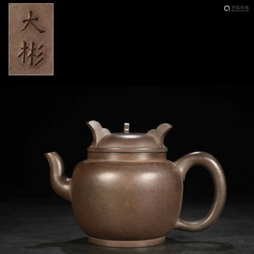 A purple clay tripod-lid teapot