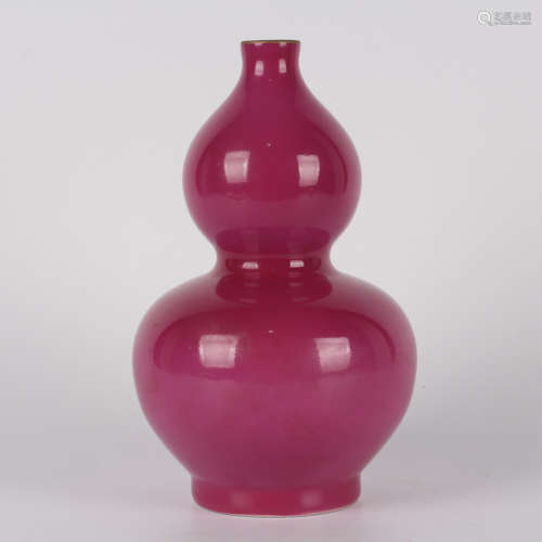 A rouge-red double-gourd vase