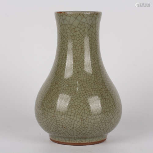 A ge type porcelain vase