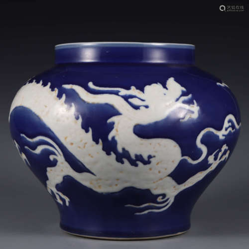 A reserve-decorated blue-glazed dragon jar