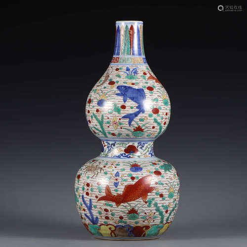 A wucai fishes&algae double-gourd vase