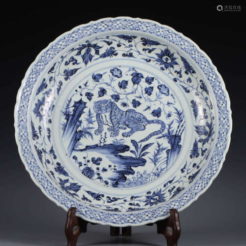 A Blue And White dragon and tiger dish