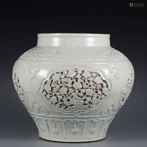 A white-glazed flowers jar