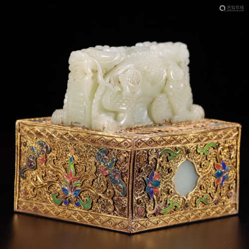 A gilt inlaid carved hetian jade seal