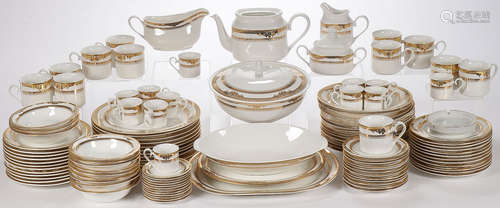 115 PIECES OF DECOR A SEVRE DINNERWARE