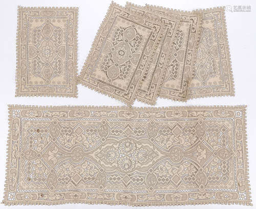 EXCEPTIONAL CROCHET PLACEMATS & RUNNER, C 1910