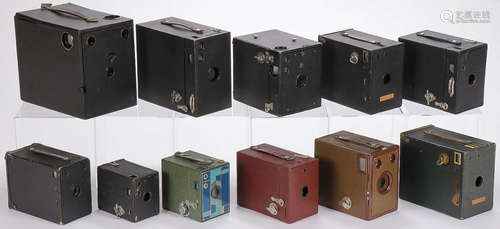 A GROUP OF 11 VINTAGE CAMERAS