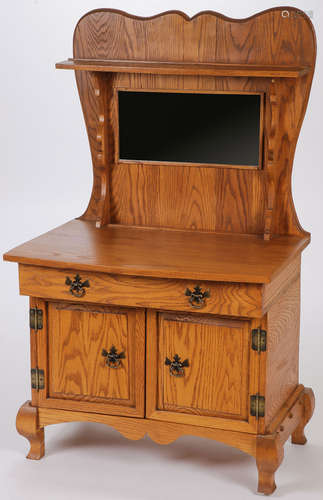 CHARMING OAK CHILD'S DRESSER