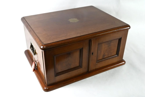 Edwardian mahogany canteen of electroplated Hanoverian