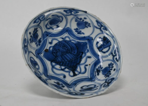 An Chinese blue and white Kraak ware scalloped dish,