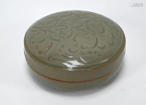 A Chinese celadon-glazed circular box and cover, 13 cm